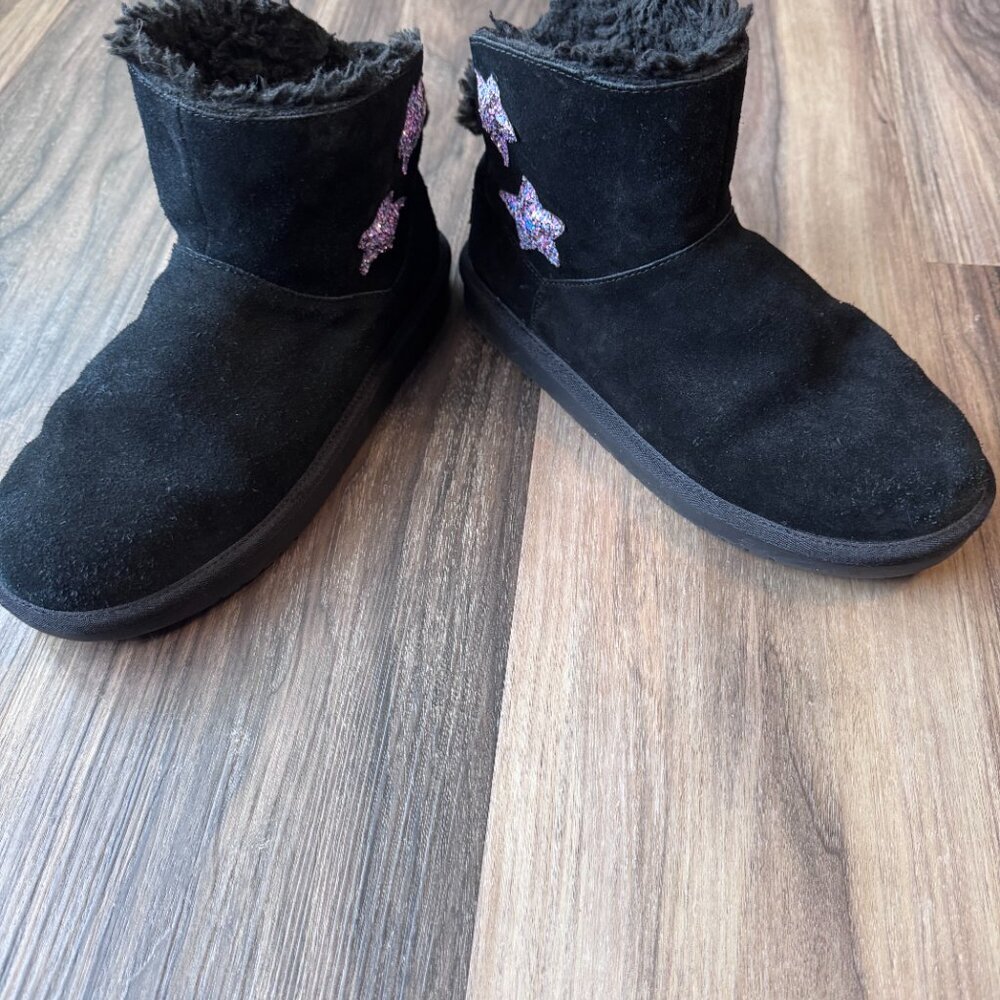 UGG Koolaburra Black Mini‎ Boot with Purple Stars Youth 4